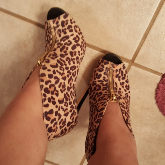 Ladies Leopard print stilettos - Picture 3 of 8
